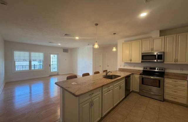 Danvers Updated 3 Bed 2 Bath | Top Floor Condo | Avail Now photos photos