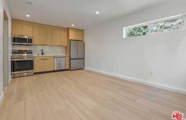 11010 Hortense St unit: 1/4 photos photos
