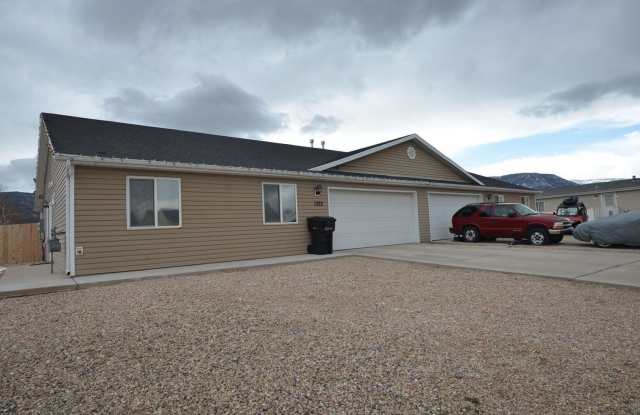 Move-In Discount!  3 bed 2 bath - Twin home Gallery 1