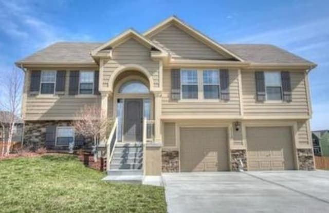 1112 E 15 Th St - 1112 E 15th Street, Kearney, MO 64060