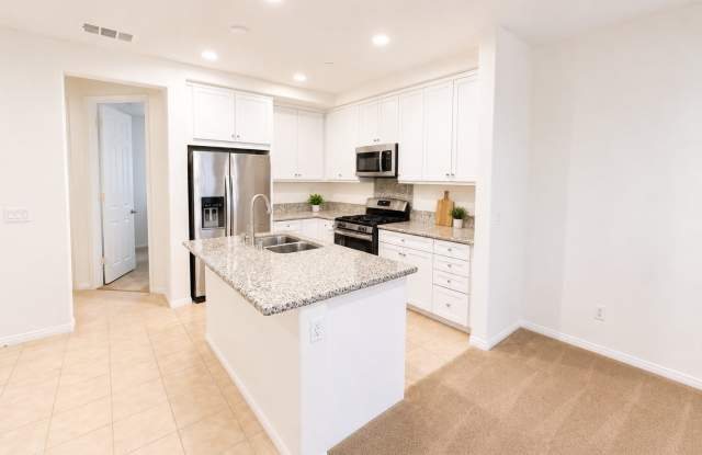 MODERN 3-BEDROOM TOWNHOME WITH 2-CAR GARAGE IN GATED COMMUNITY Gallery 4