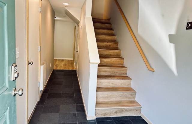 Shoreline - 2 Bedroom plus 1 den/ 2 Bath Townhouse Gallery 3