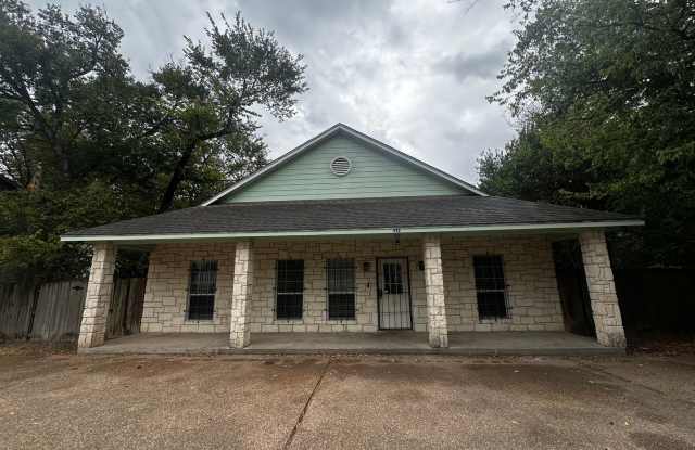 SPACIOUS 4BD/4.5BTH HOUSE - 912 OAKWOOD Gallery 1