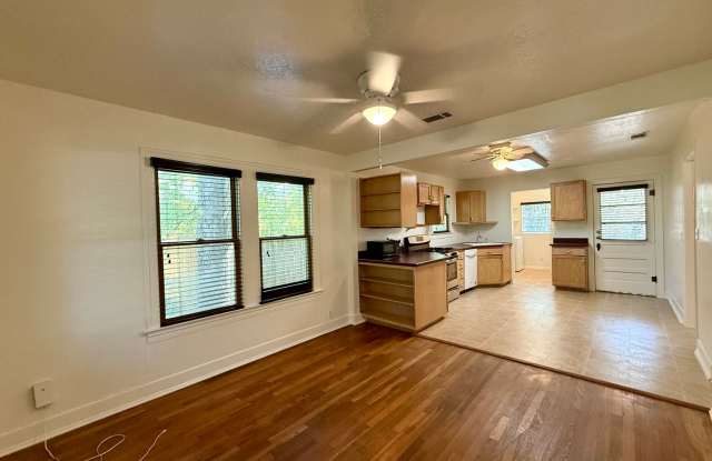 Charming 2/1 House in Hyde Park- Available for August! Gallery 3