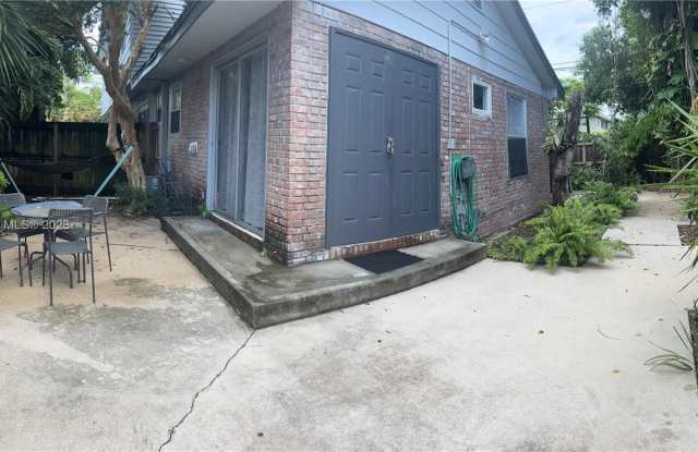 834 NE 18th Ct Gallery 2