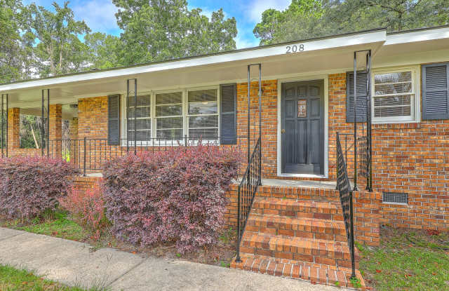 Spacious and Charming Brick Ranch in the Heart of Summerville photos photos
