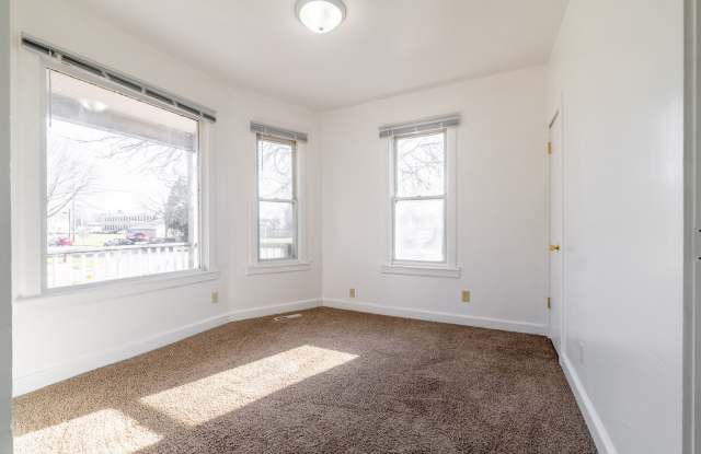 Spacious 4 Bedroom 2 Full Bath in Kenosha! Gallery 3