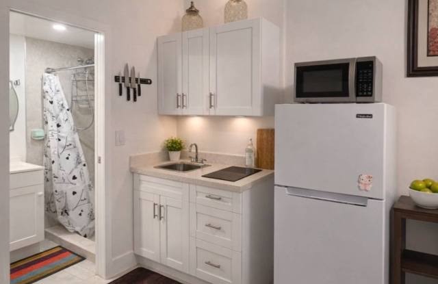 1139 W 44th St photos photos