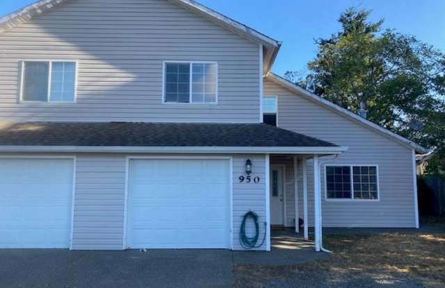 SPACIOUS 3 BEDROOM 2 BATH DUPLEX IN BEAUTIFUL COOS BAY! photos photos SPACIOUS 3 BEDROOM 2 BATH DUPLEX IN BEAUTIFUL COOS BAY! photos photos