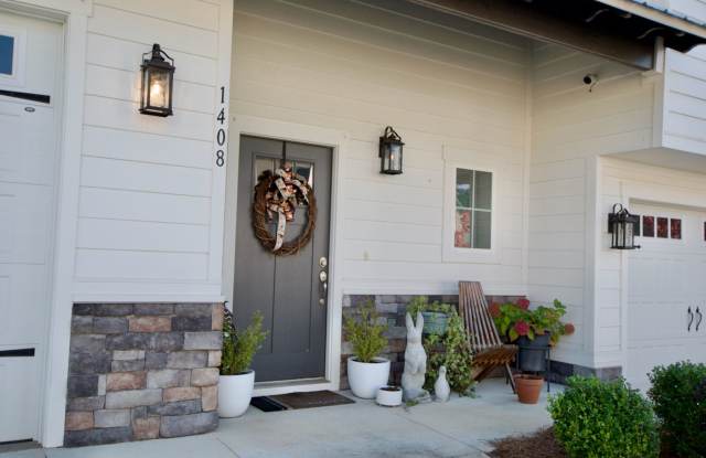 3 Bed 3.5 Bath Luxury Townhome in Convenient Location! photos photos