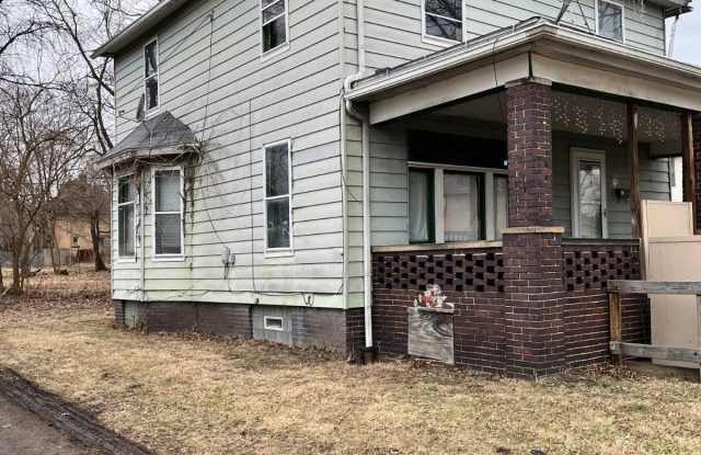 825 S Seneca Ave photos photos