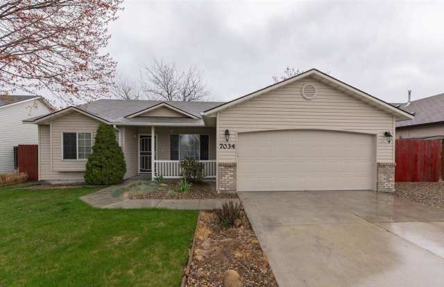 Welcome to this spacious 5-bedroom, 2-bathroom home in Nampa, ID photos photos