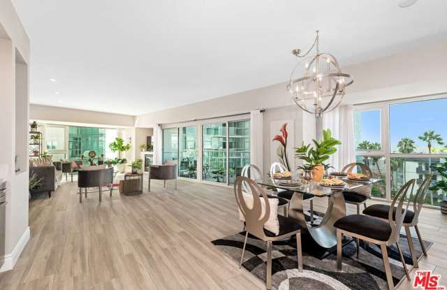 13600 Marina Pointe Dr Gallery 2