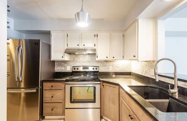 Newly Renovated 2 Bed 1.5 Bath Townhouse photos photos