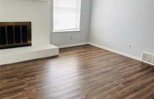 7033 Crosstimbers Lane Gallery 4