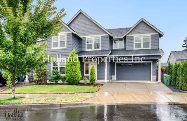 Spacious 5-Bedroom Newberg Home with Expansive Backyard, Large Garage & Deck photos photos