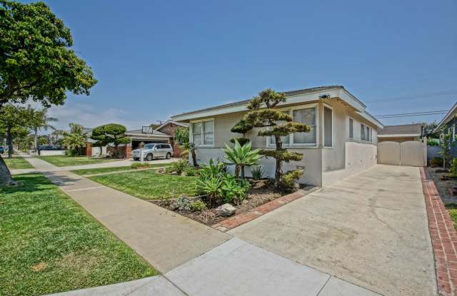 CHARMING, BRIGHT & SPACIOUS HOLLYGLEN 3BR2BA + DEN W/ SPACIOUS FRONT & REAR YARDS, LARGE DRIVEWAY & DETACHED 2-CAR GARAGE W/ WORKSHOP! Gallery 3
