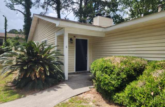 2bd/2ba Townhome in Georgetown with walk in closets and washer and dryer included! photos photos