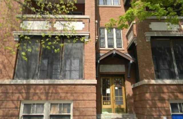 908 W Waveland Ave - 908 West Waveland Avenue, Chicago, IL 60613