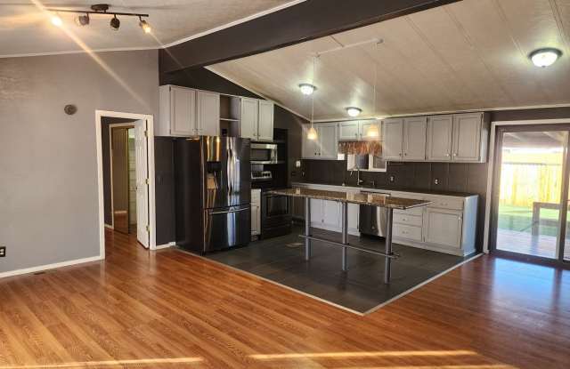 Beautiful 3 Bedroom with additonal 4th bedroom! Larg fenced front & backyard!! Gallery 4