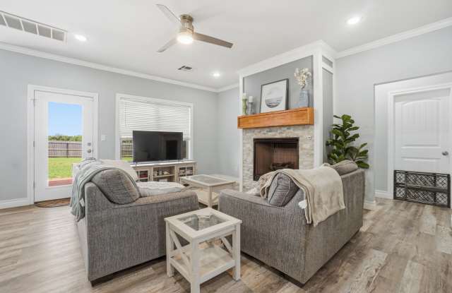 Beautiful Home located in the Mountain View Villas in Elgin, OK Gallery 4