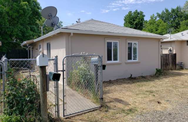 2 Bedroom, 1 Bathroom Roseville Cottage for Lease. photos photos