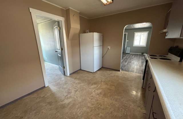 3 bedroom house close to shopping. Gallery 4