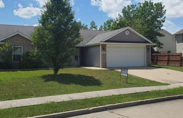 3 bd, 2 ba house, E Columbia, quick access to I-70, plank flooring and carpet, fenced/shed photos photos