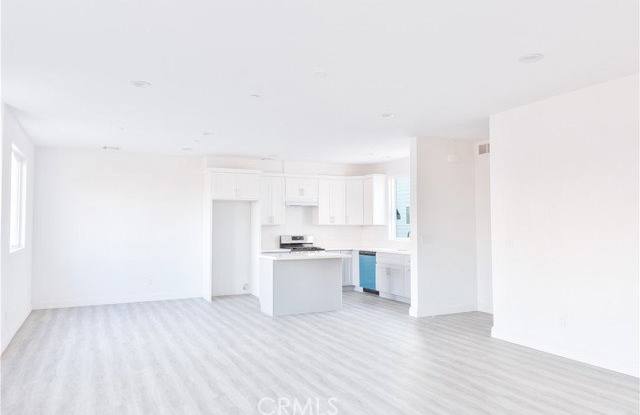 14616 Vanowen Street Gallery 3
