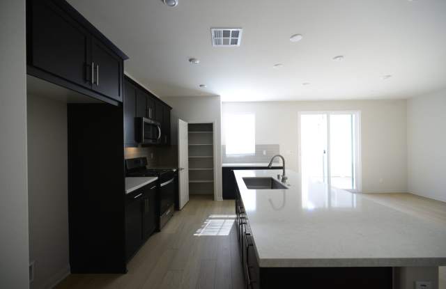 Stunning 4BR House in Menifee Gallery 4