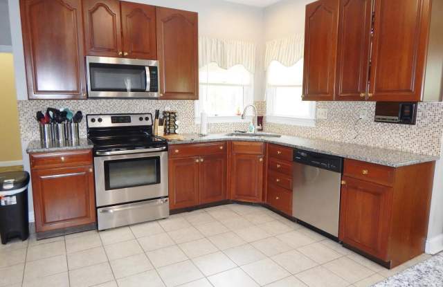 104 COUNTRY CLUB DR Gallery 3