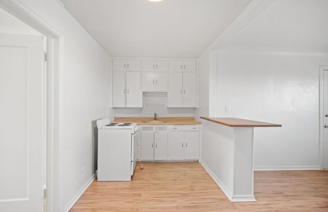 GREAT LOWER SOUTH HILL LOCATION CLOSE TO HUCKLEBERRY MARKET photos photos