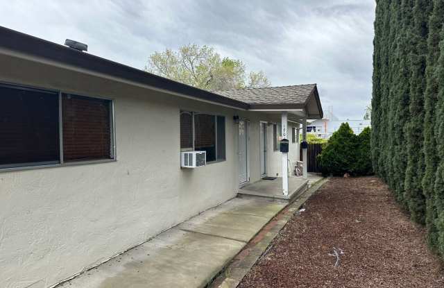 SINGLE-STORY RENTAL OPPORTUNITY! AMPLE SQUARE FOOTAGE. 2 BEDROOM/1 BATHROOM! LARGE COUNTRY KITCHEN! photos photos