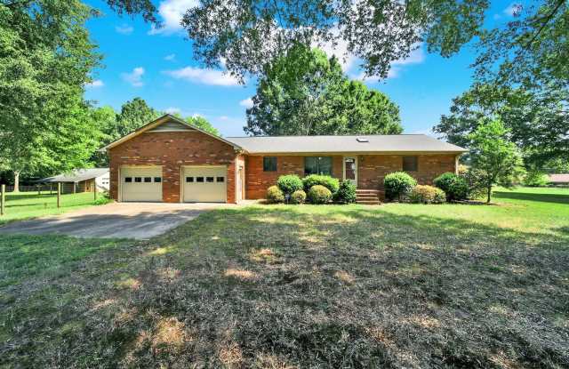 Lovely 3 Bed 2 Bath Ranch Home on Large Lot! - 3128 Back Creek Church Road, Charlotte, NC 28213