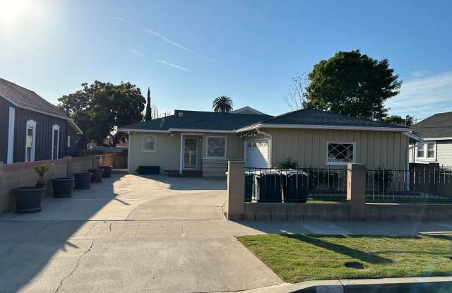 Adorable 5 Bedroom 3 Bathroom Orange Home Near Old Towne! photos photos