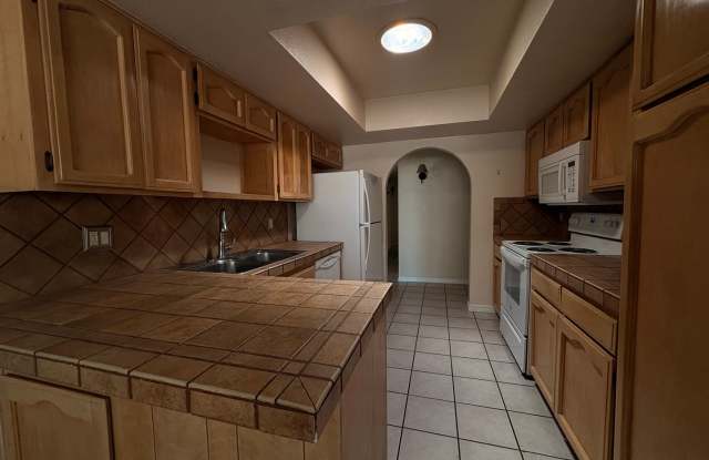 Updated 3Bed/2Bath Home-IN Quiet, Low-traffic Location near Ina & Thoryndale Gallery 3