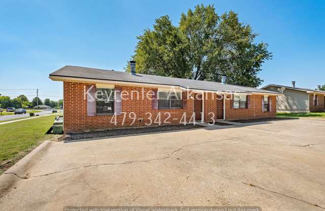 Cozy 2 Bedroom Duplex with Fireplace & Spacious Backyard! Gallery 4