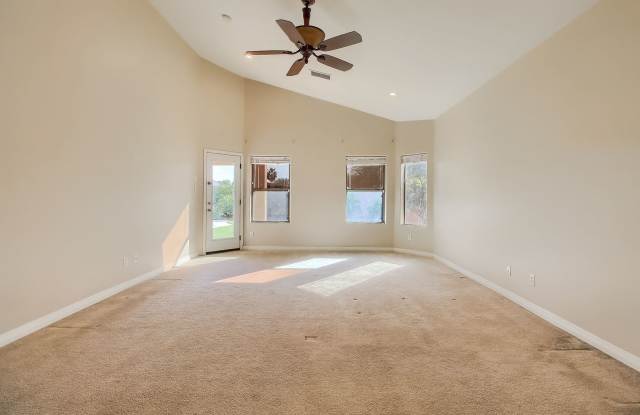 4 bedroom, 2.5 bath house with pool and putting green Gallery 4