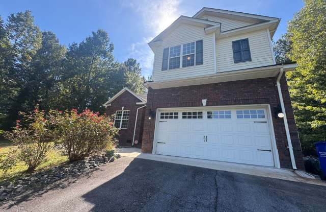 Spacious 3BR/2.5BA Hickory Home with Bonus Room Gallery 1