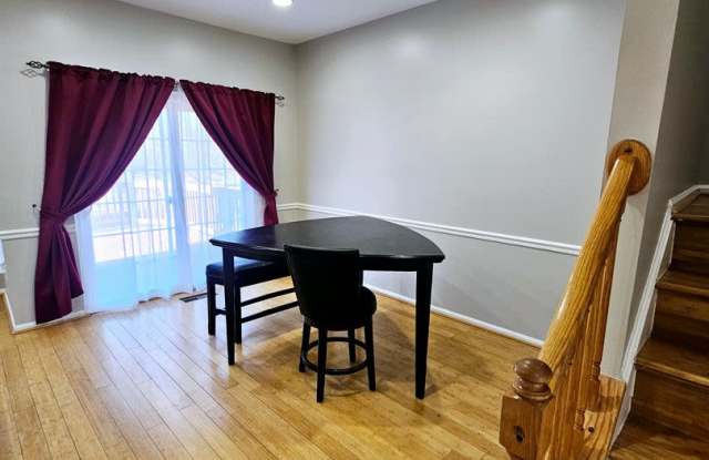 Crofton Village Townhome 4 Ba 3.5 Br with Deck Gallery 3