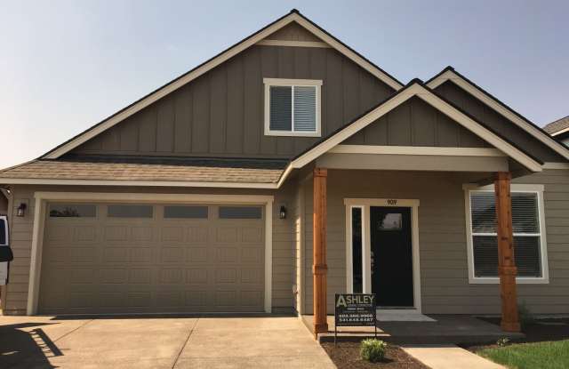Beautiful 3 Bedroom / 2.5 bath in Prineville's Iron Horse Community - 909 Northeast Whistle Way, Prineville, OR 97754
