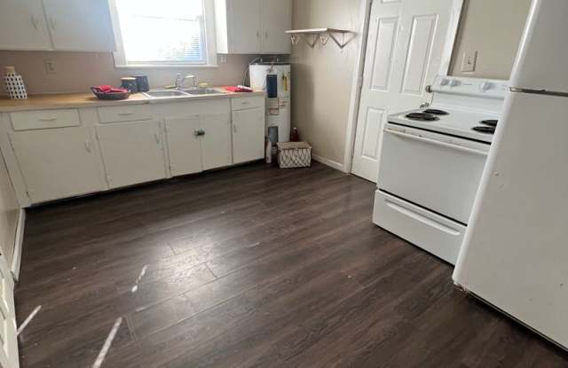 SPACIOUS 1 bed House! DEPOSIT-FREE Renting option thru OBLIGO! Deposit Alternative available. photos photos