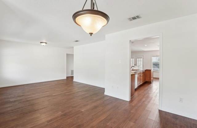 4 Bed / 3 Bth with a great backyard Gallery 3