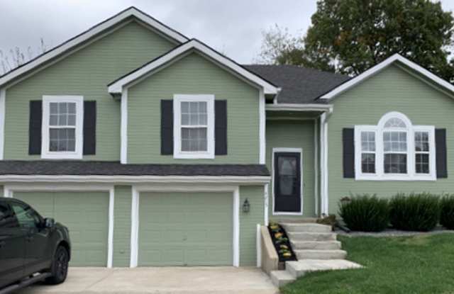 Spacious 4BR/3BA Home in Great Leavenworth Location photos photos