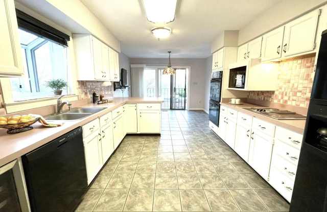 6319 CHAUCER VIEW Circle Gallery 2