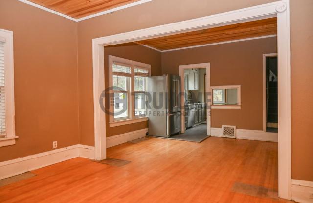 Large 3 Bedroom 2 Bath House w/Fenced in Yard and 2 Stall Garage! Gallery 3