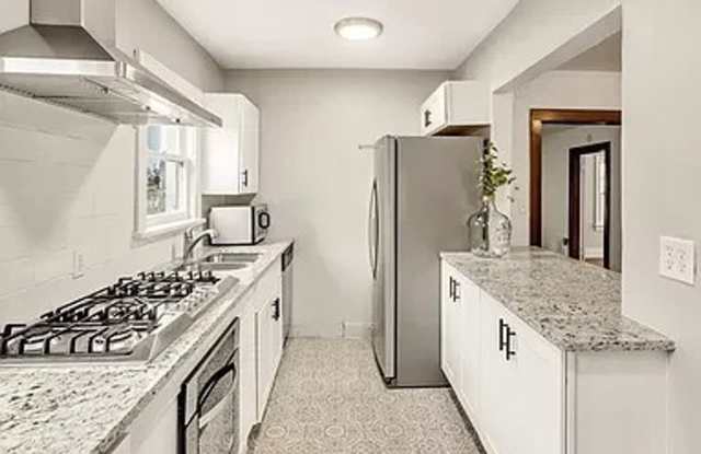 2-Bedroom 2-Bath 1930's Tudor Close to Paseo District Gallery 4