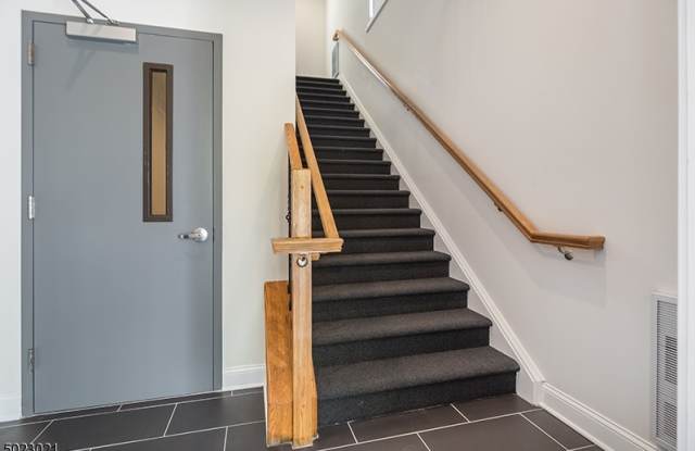 32 MT KEMBLE AVE Gallery 3