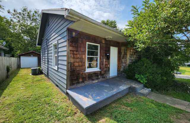 Spacious 2-Bedroom, 1-Bathroom Home AVAILABLE NOW!! - 939 South Fort Avenue, Springfield, MO 65806