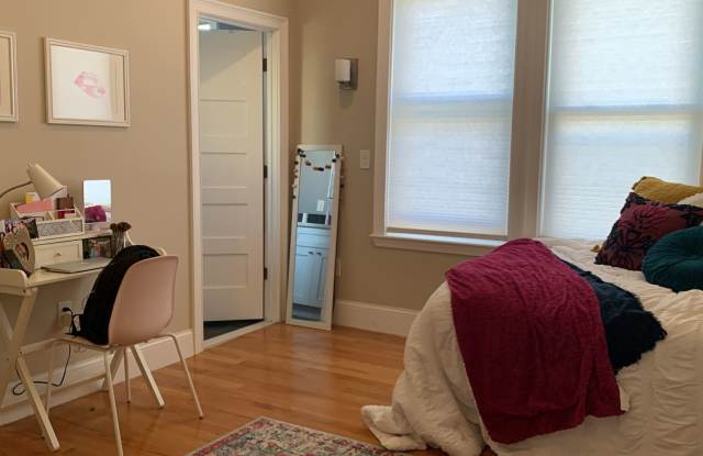 Brighton 7 Bed / 7 Bath – Massive Unit – Central A/C – No Fee – 8/15 Gallery 3